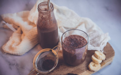 Smoothie datte, banane & cacao